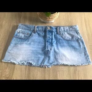 FOREVER 21 “Size 28” Distressed Denim Skirt 💘
